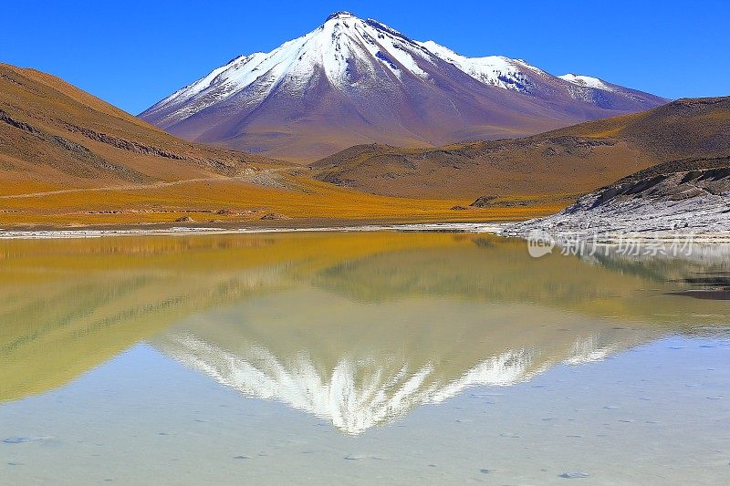 Salar de Talar和Miniques白雪皑皑的火山-日出时绿松石湖的倒影和Piedras rojas(红色石头)的岩层和田诗式的阿塔卡马沙漠，火山景观-智利，Bolívia和阿根廷边境的圣佩德罗德阿塔卡马